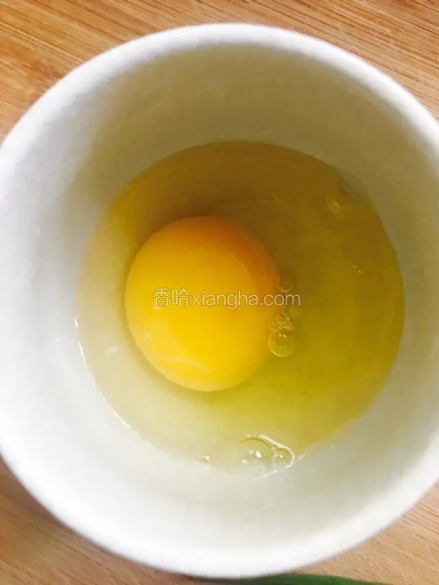 将鸡蛋打入蒸盅里。