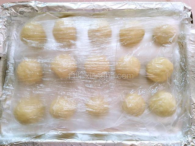 盖上保鲜膜，进行二次发酵，烤箱先提前预热