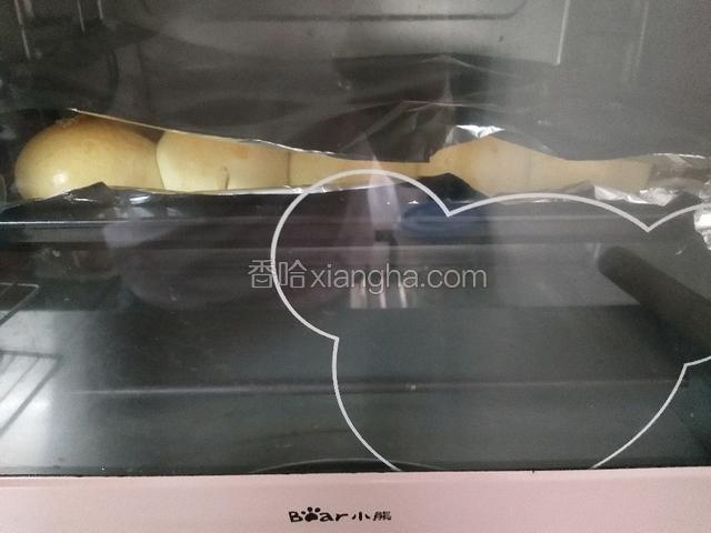 待面包表面上色后加盖一层锡箔纸，以免颜色过深