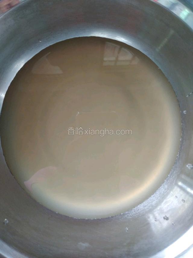 柠檬洗干净，用手捏出柠檬汁并过滤待用
