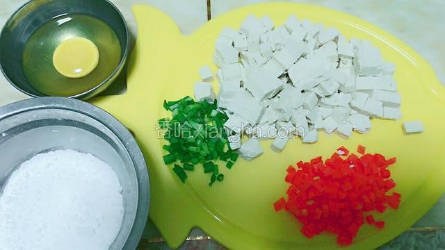 准备:豆腐丁、胡萝卜、葱花，鸡蛋，淀粉。