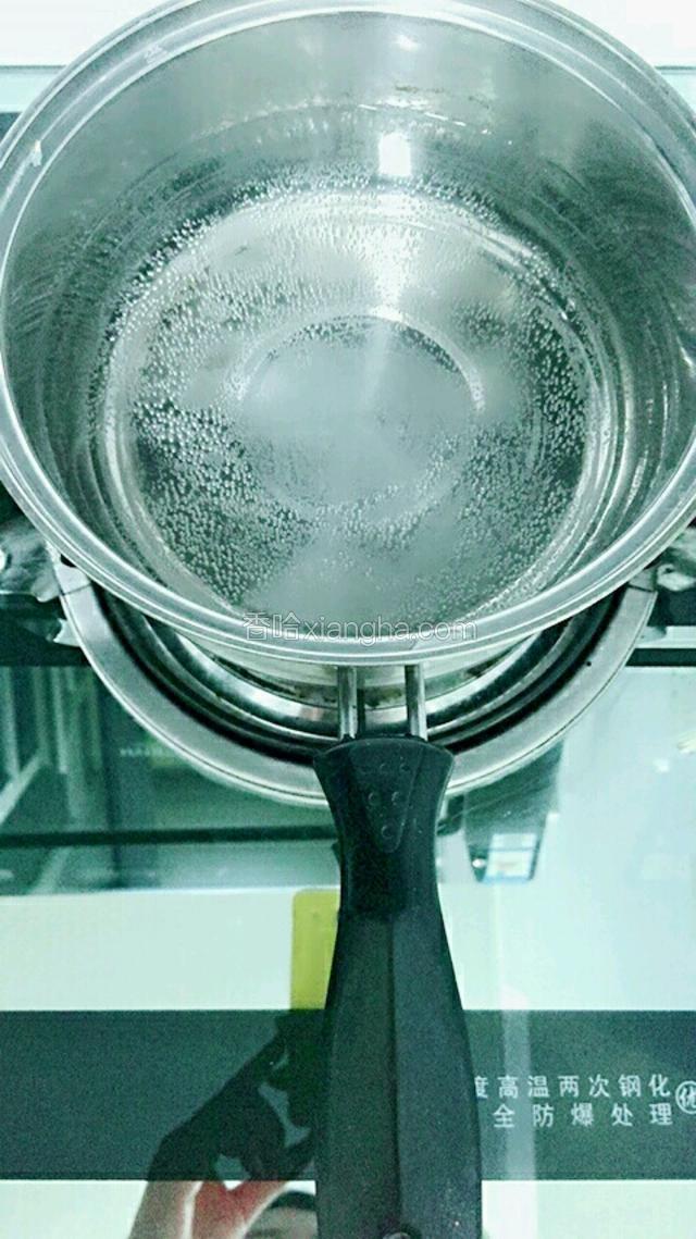 锅内加入水烧开。