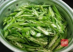 尖椒炒卤肉的做法图解1