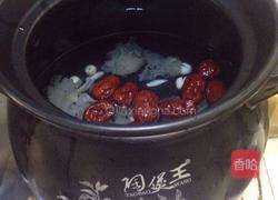 银耳莲子汤的做法图解2