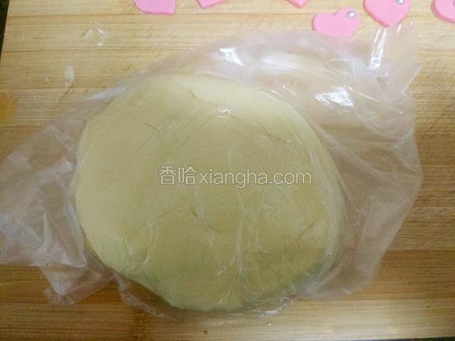 合成的面团放冰箱冷冻室冷冻1个小时。
