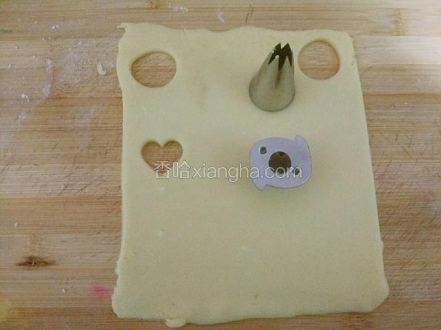时间到后，面皮擀薄，用工具压出圆形和心形。