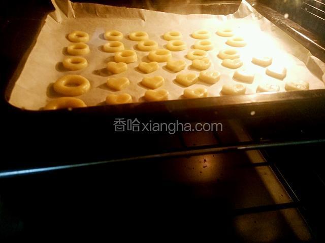 烤箱预热，180度烤12分钟。