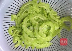 凉拌苦瓜的做法图解1