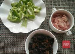 木耳炒肉片的做法图解1