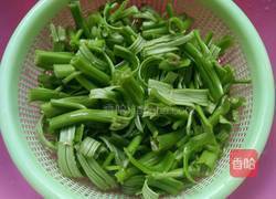 炝炒空心菜梗的做法图解2