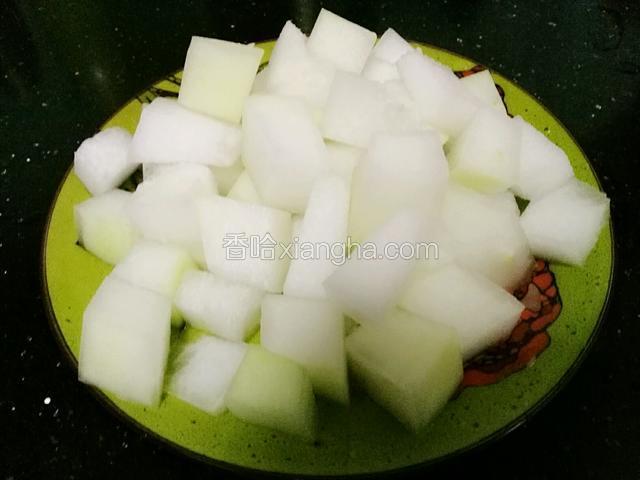冬瓜削皮洗净，切大丁
