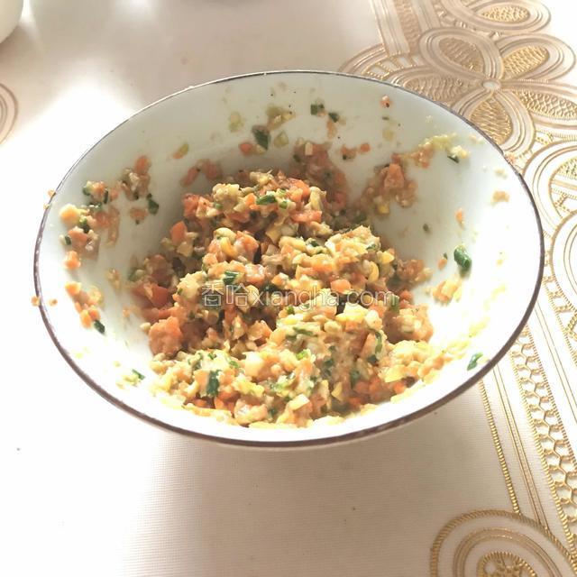 我是上一个帖子剁过的馅没用完这儿用上的  放了点玉米粒加了少许蛋清和耗油还有点料酒 搅拌匀 放旁边待用。