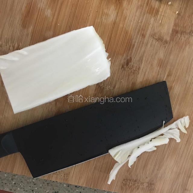 拿出白菜帮去掉边切成需要的大小