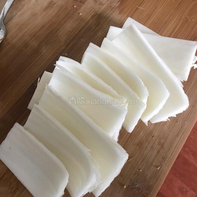 切好后下锅里煮两分钟 我的这颗白菜帮有点厚所以我给它多煮了一分钟多点 嘻嘻