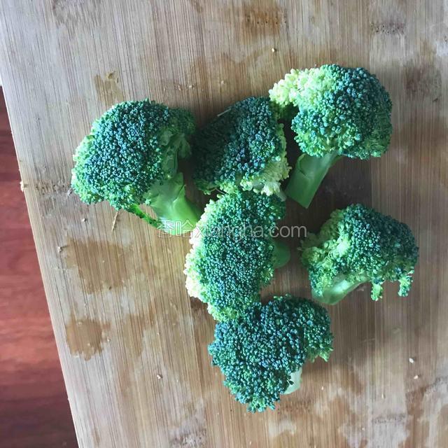 白菜煮好然后煮西兰花同样两分钟然后捞起来 放旁边