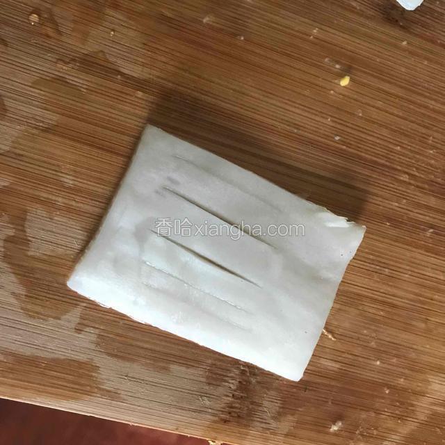 将煮过的白菜拿小刀在中间划无道 