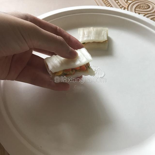 放好馅后这样对折