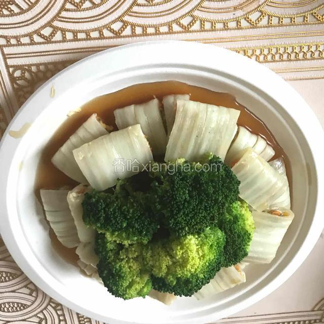 蒸好后放进西兰花拿我们煮菜的水开始调汁，放点酱油 耗油 鸡精 盐 调好后浇入我们蒸好的菜里如下图这样