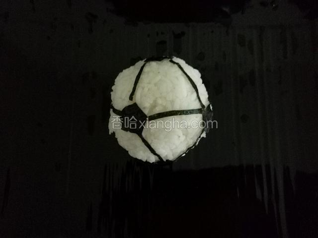﻿长条海苔贴在饭团上﻿