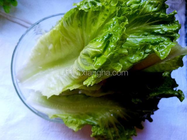 生菜洗净摆成一瓣一瓣的