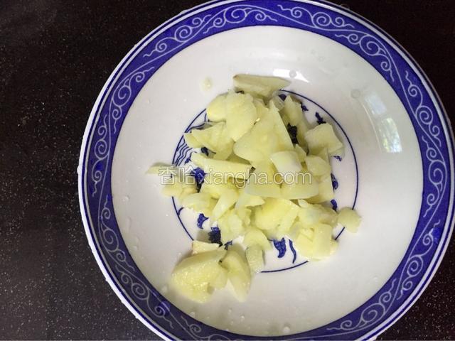 将大蒜切成蒜蓉
