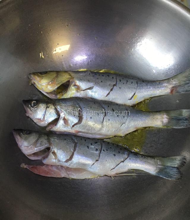 锅加底油把鱼煎一下。