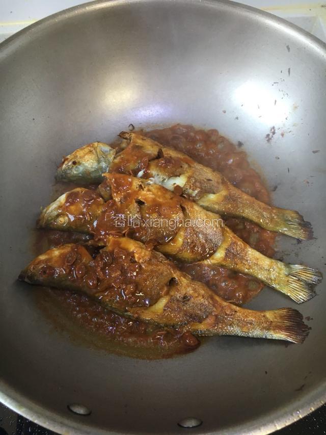 两面均煎好后加入豆酱烧一下
