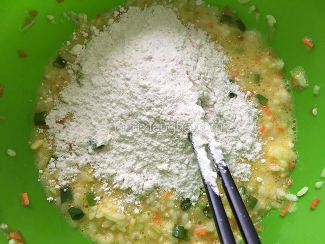加入面粉，盐，十三香