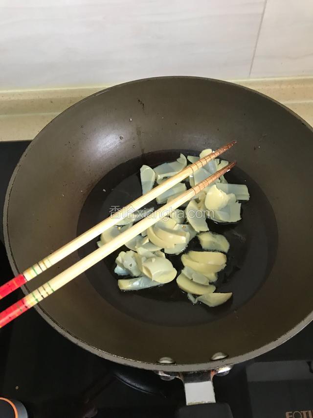 油烧开 加入实蛋中火翻炒 （用筷子替代锅铲 筷子比锅铲更方便炒板面）