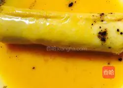 Illustration of how to make banana toast rolls 11