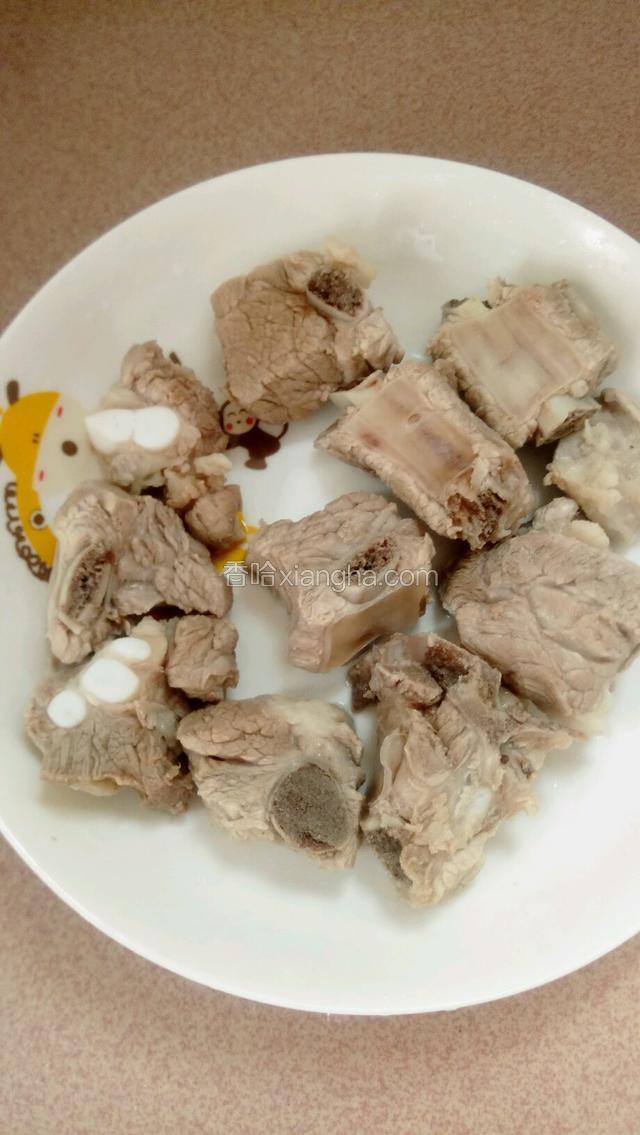 捞起用冷水冲洗干净。