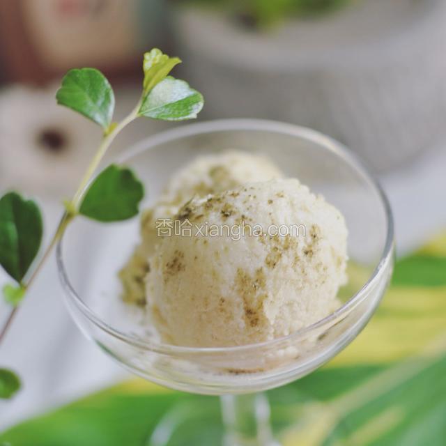 用冰淇淋勺挖出球形撒上点抹茶粉，淡淡抹茶香烘托的榴莲香更浓^_^