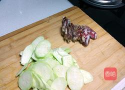 丝瓜蒸香肠的做法图解1