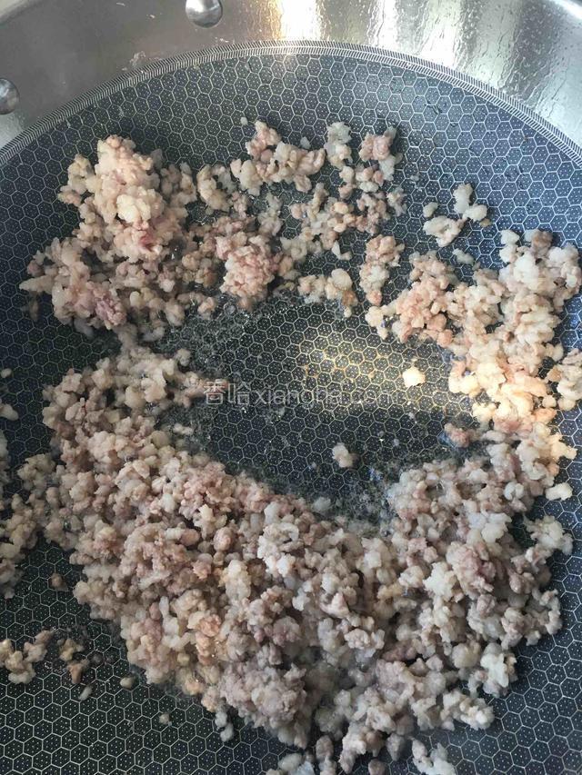 把肉馅放锅里炒、