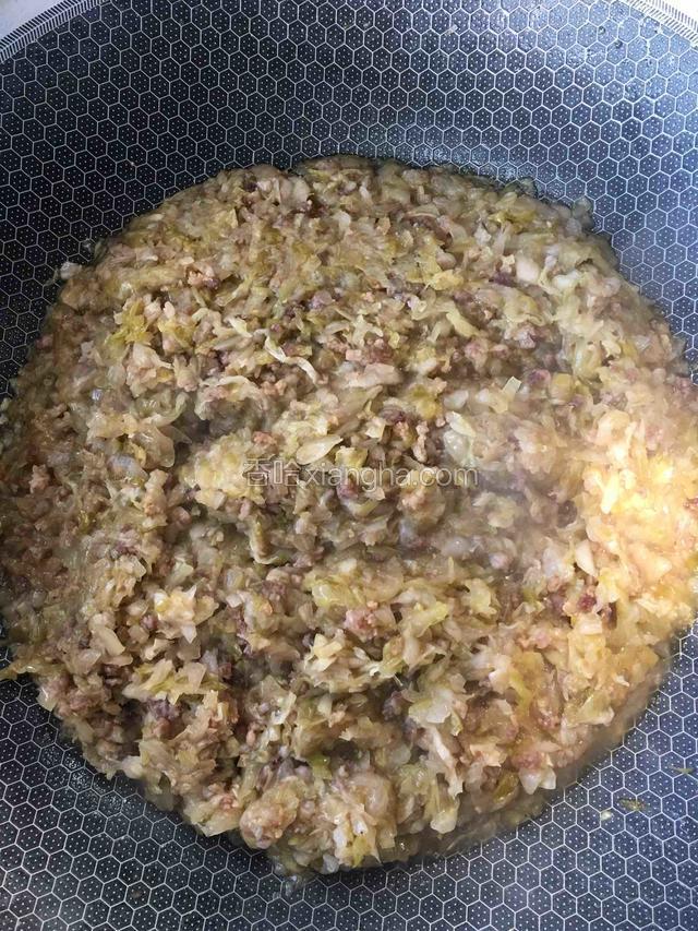 炒的8分熟加入酸菜，炒一会，添一点水，加盐，盐个人口味添加。添点水炖一会出锅。
