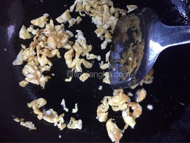 将鸡蛋液倒入锅中，炒熟后关火，用锅铲将鸡蛋划碎，晾凉