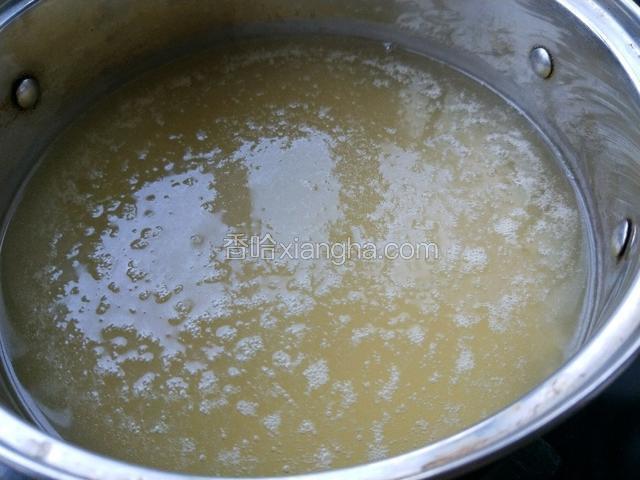 锅内烧开水，放入洗好的小米大火煮开