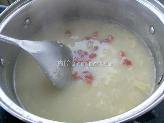 放入泡好的枸杞煮三到五分钟就可以出锅了