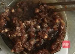 Illustration of how to make fresh meat mooncakes 2