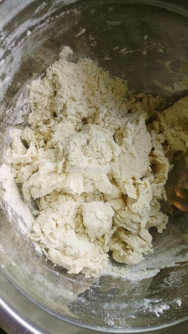 慢慢倒入温水，用筷子搅拌成絮状