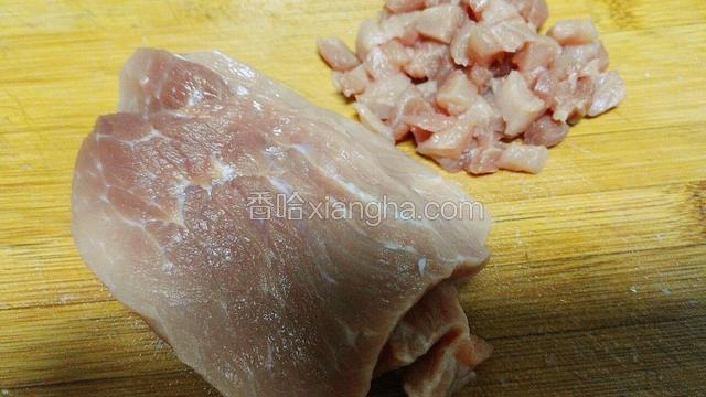等待发酵的时候，可以准备肉馅了。猪腿肉切片，再切成丁，这样剁馅很快就好了