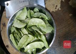 扁豆炒瘦肉片的做法图解1
