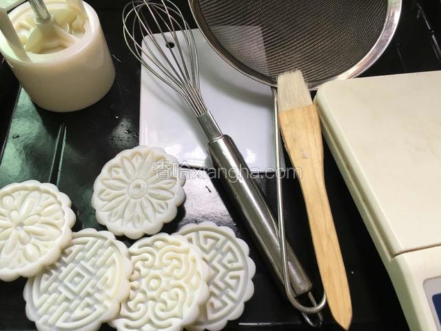 准备好所需要的工具：厨房秤、面粉筛、手动打蛋器、刮板、75克月饼模具、羊毛小毛刷。