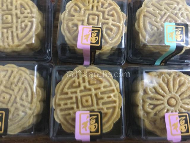 烤好了以后的月饼不要立刻拿出，要等到彻底放凉以后再拿出装入装饰盒中，刚刚烤好的月饼饼表皮是干硬的，等待一天让月饼回油，月饼就变得油润可口了！