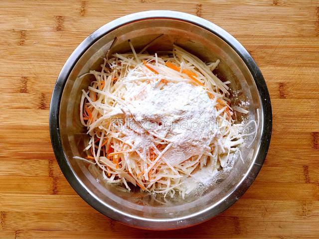 逐次放干面粉，边放边用筷子挑拌