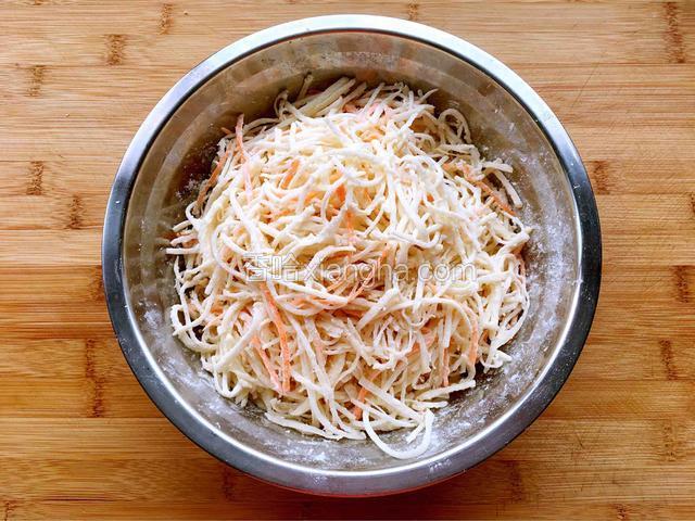 拌均匀让每根丝都沾上干面粉