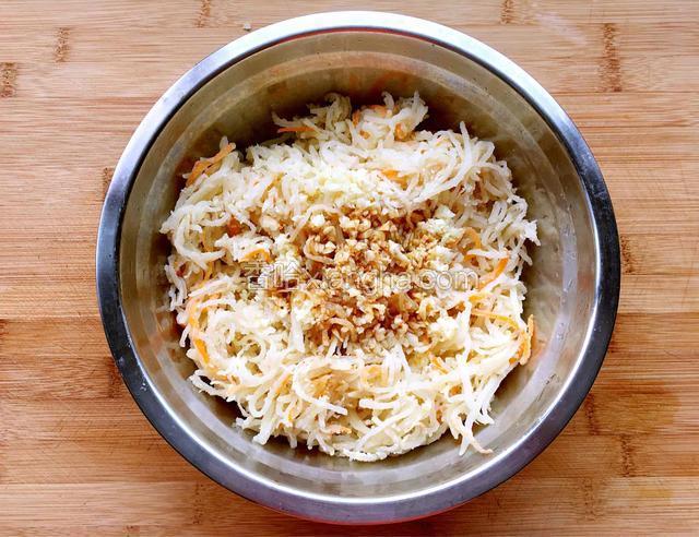 放到盆里稍微晾凉，放蒜末盐鸡精生抽芝麻油用筷子拌均匀