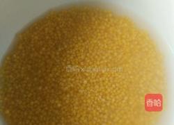 小米蛋黄粥的做法图解2