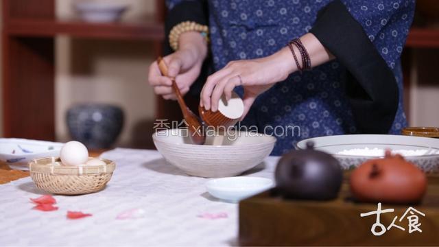 牛奶、白糖倒入容器，搅拌均匀至白糖完全融化，再加入酵母粉搅拌。