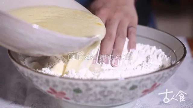 打入鸡蛋，倒入花生油，继续搅拌均匀。